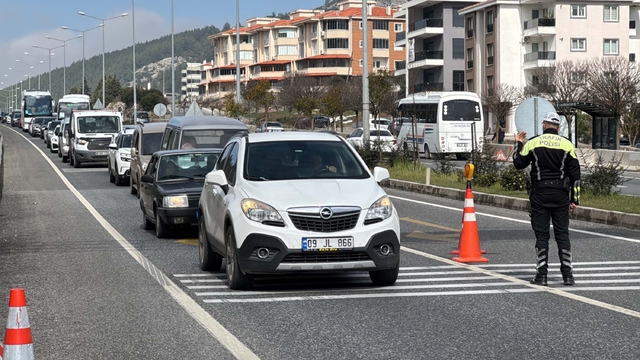 Bayram öncesi Muğla'ya tatilci akını; araç kuyrukları oluştu