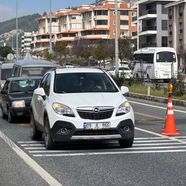 Bayram öncesi Muğla'ya tatilci akını; araç kuyrukları oluştu
