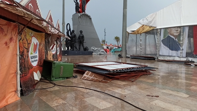 Hatay'da kuvvetli rüzgar; çatılar uçtu, stantlar yıkıldı