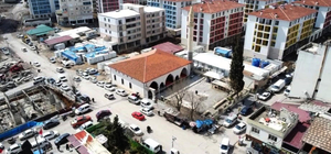 Depremde hasar gören tarihi camide 3 yıl sonra ilk namaz