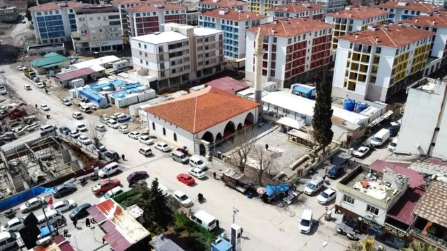 Depremde hasar gören tarihi camide 3 yıl sonra ilk namaz