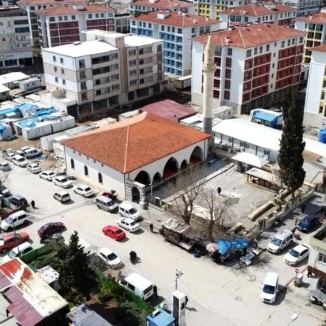 Depremde hasar gören tarihi camide 3 yıl sonra ilk namaz