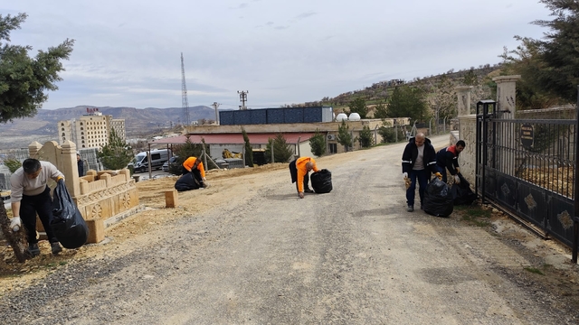 Mardin'de bayram öncesi mezarlıklarda temizlik çalışması yapıldı