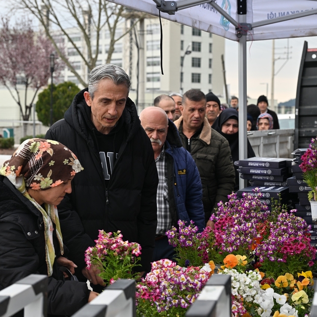 Manisa Büyükşehir Belediyesi, mezarlık ziyaretlerinde vatandaşların yanında...