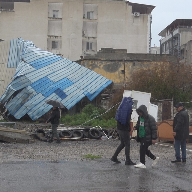 Fırtına direkleri devirdi, 2 araç zarar gördü