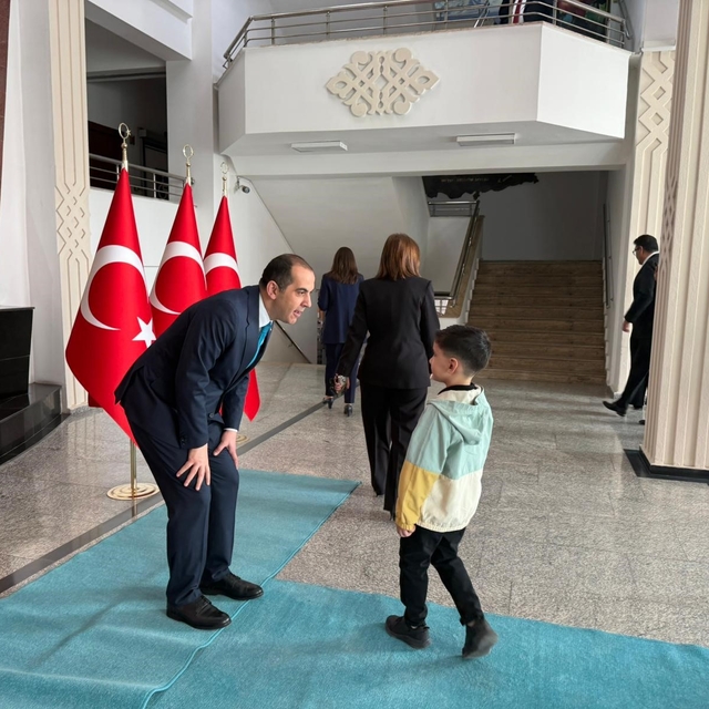 Vali Taşolar bayram geleneğini sürdürdü, çocuklara harçlık verdi