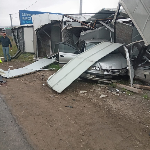 Çarpışan 2 otomobilden biri bariyere, diğeri prefabrik yapıya çarptı