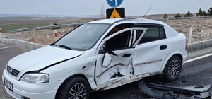 Kütahya'da 2 otomobilin çarpıştığı kazada 2 kişi yaralandı