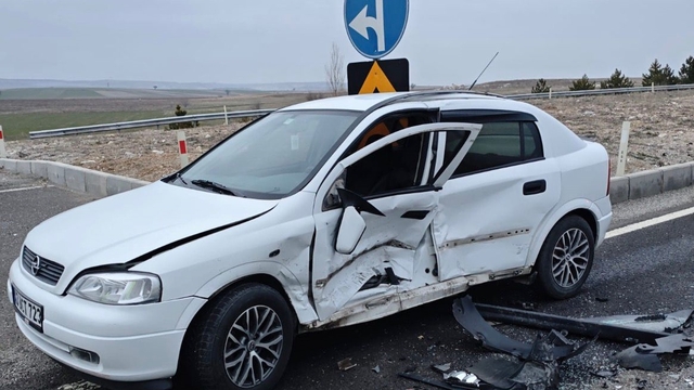 Kütahya'da 2 otomobilin çarpıştığı kazada 2 kişi yaralandı