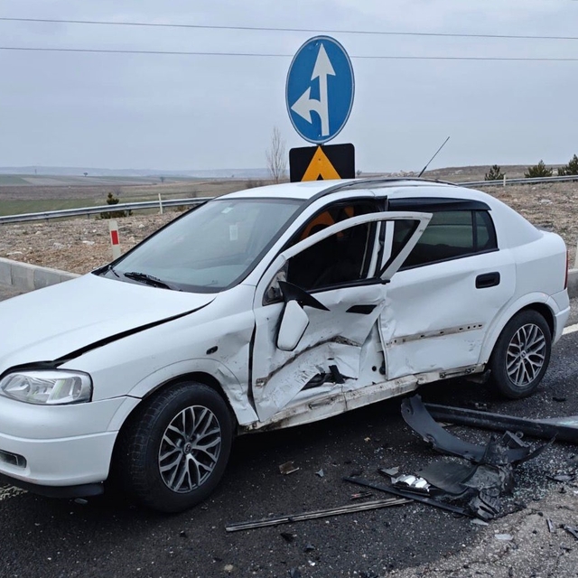 Kütahya'da 2 otomobilin çarpıştığı kazada 2 kişi yaralandı