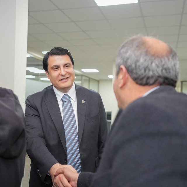 Yılmaz, belediye çalışanlarıyla bayramlaştı