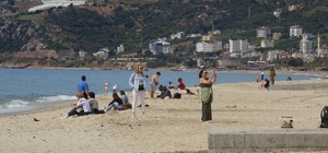 Alanya'da bayram arifesinde hava sıcaklığı 20 dereceye ulaştı, tatilciler soluğu sahilde aldı