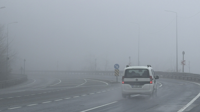 Bolu Dağı'nda sis ve yağış etkili oluyor