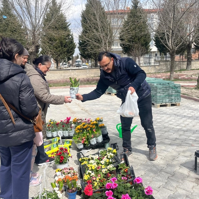 Kütahya Tavşanlı'da bayram öncesi mezarlıkta çiçek yoğunluğu