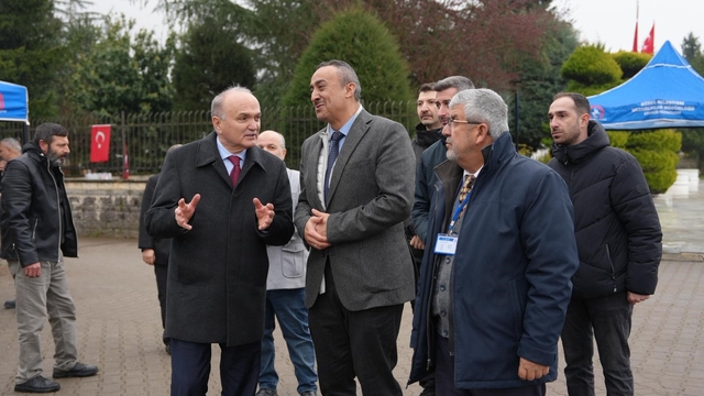 Bayram arifesinde şehir mezarlığında Kur'an tilaveti
Başkan Faruk Özlü, vatandaşlarla bayramlaştı