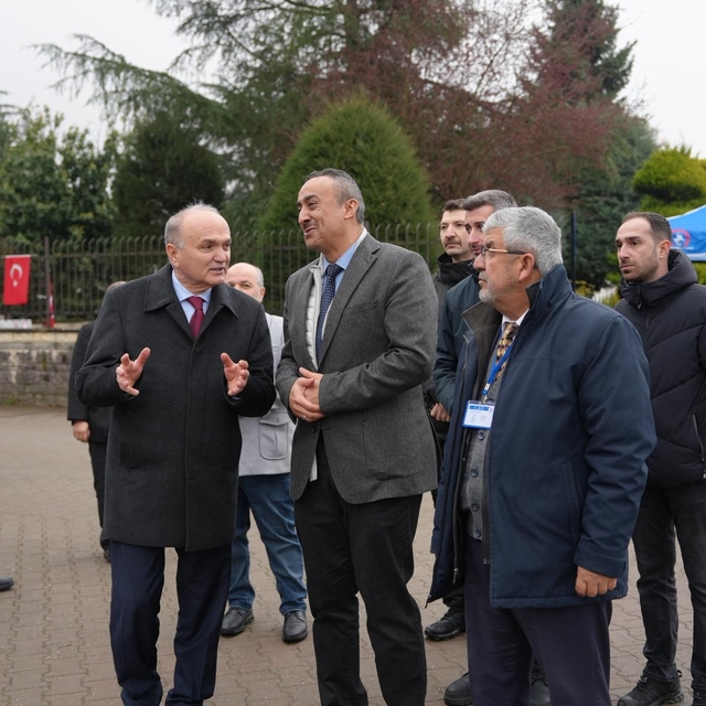 Bayram arifesinde şehir mezarlığında Kur'an tilaveti
Başkan Faruk Özlü, vat...