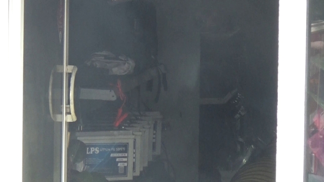 Batarya dükkanında yangın çıktı, bina tahliye edildi