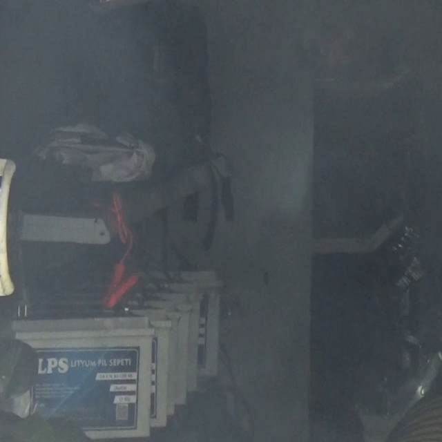 Batarya dükkanında yangın çıktı, bina tahliye edildi