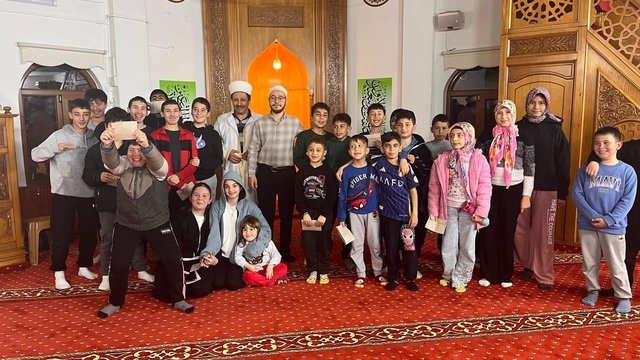 Köyceğiz'de çocuklar son teravihte bayram harçlıklarını aldı