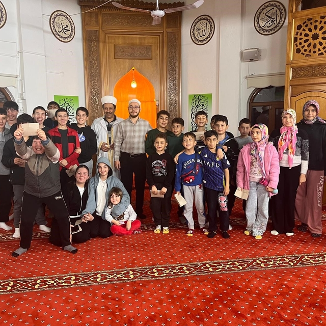 Köyceğiz'de çocuklar son teravihte bayram harçlıklarını aldı