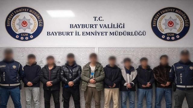 Bayburt'ta 8 düzensiz göçmen ile 3 şüpheli yakalandı
