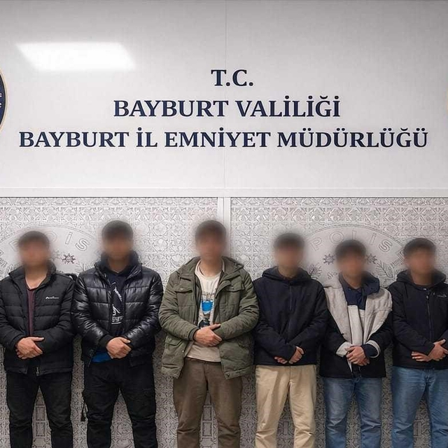 Bayburt'ta 8 düzensiz göçmen ile 3 şüpheli yakalandı