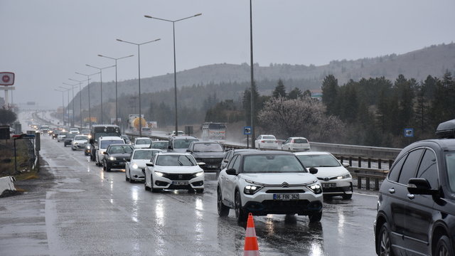'Kilit kavşak' Kırıkkale'de, bayram yoğunluğu başladı