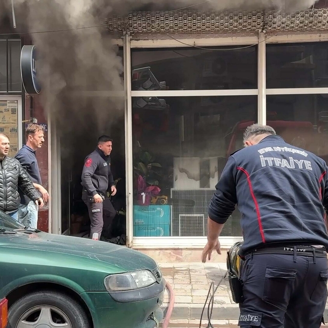 Şarjdaki batarya patladı, iş yerinde yangın çıktı