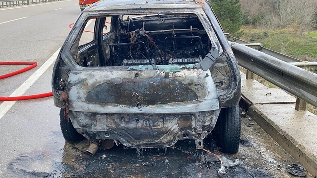 Seyir halinde otomobil alev aldı: 2 yaralı