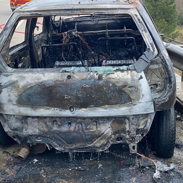 Seyir halinde otomobil alev aldı: 2 yaralı