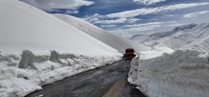 Çığ düşen yolu açma çalışmaları başlatıldı 11 metre karda yol açma çalışması Bayram için yolu açmaya çalışıyorlar