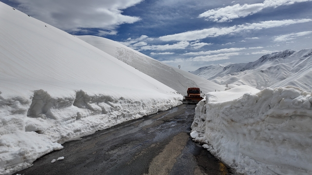 Çığ düşen yolu açma çalışmaları başlatıldı
11 metre karda yol açma çalışması
Bayram için yolu açmaya çalışıyorlar