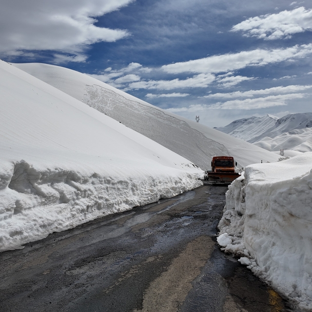 Çığ düşen yolu açma çalışmaları başlatıldı
11 metre karda yol açma çalışmas...
