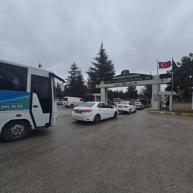 Eskişehir'de Arefe gününde Asri Mezarlık'ta yoğunluk yaşandı