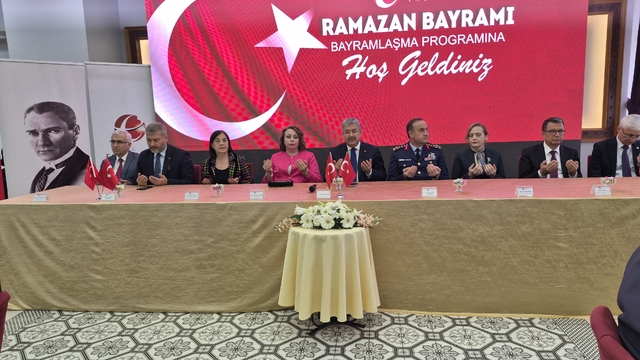 Eskişehir Valiliği bayramlaşma programında birlik mesajı
Vali Erdinç Yılmaz'dan bayram trafiği uyarısı: "Bayram Sensiz Olmaz"