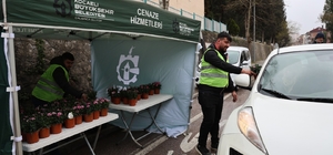 Kabir ziyaretlerinde vatandaşlara ücretsiz çiçek ve ulaşım kolaylığı