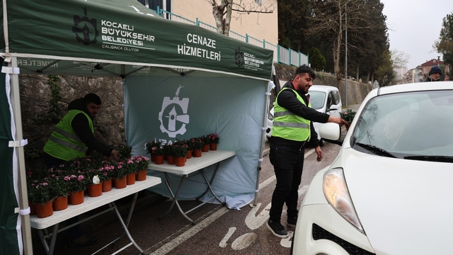 Kabir ziyaretlerinde vatandaşlara ücretsiz çiçek ve ulaşım kolaylığı