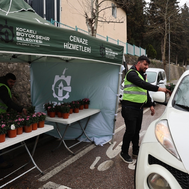 Kabir ziyaretlerinde vatandaşlara ücretsiz çiçek ve ulaşım kolaylığı