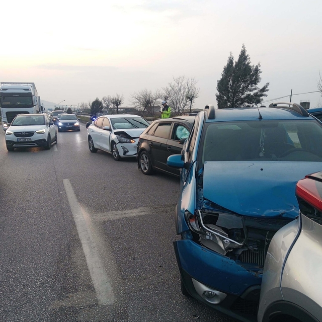 Manisa'da 4 otomobil çarpıştı; 7 yaralı