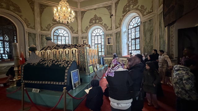 Emirsultan Türbesin'deki sakal-ı şerife ziyaretçi akını
Bursalılar bayram sebebiyle Emir Buhari Hazretlerini ziyarete koştular