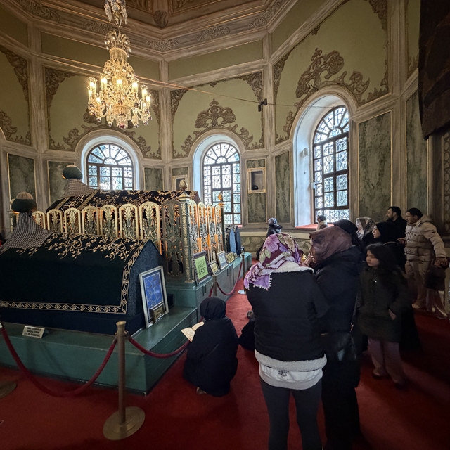 Emirsultan Türbesin'deki sakal-ı şerife ziyaretçi akını
Bursalılar bayram s...