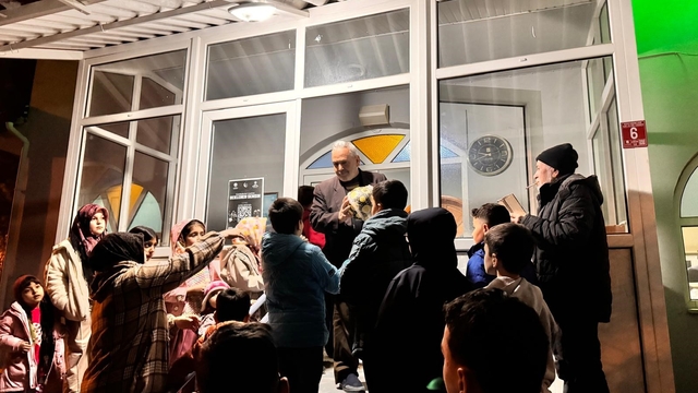 Bigadiç' te camiye gelen- çocukların top sevinci