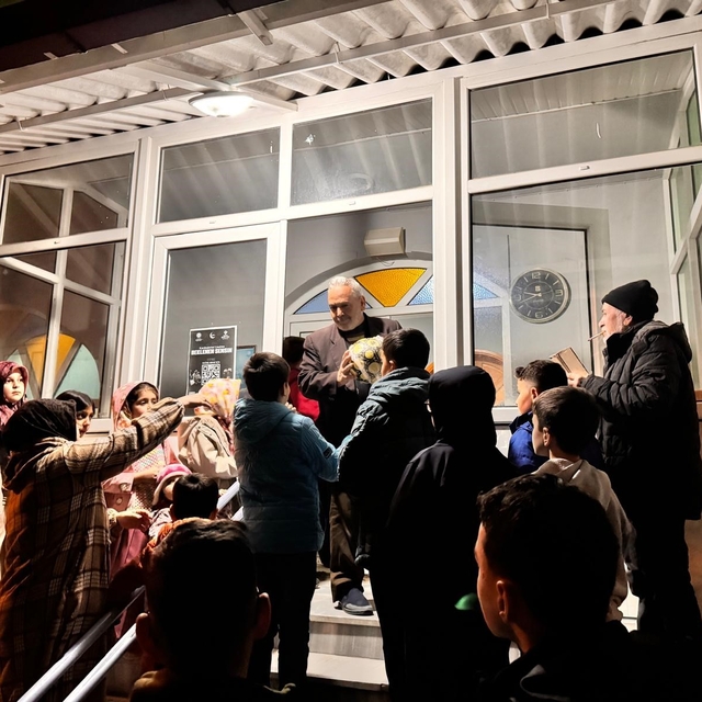 Bigadiç' te camiye gelen- çocukların top sevinci