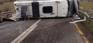 Mazıdağı-Derik karayolunda minibüs devrildi