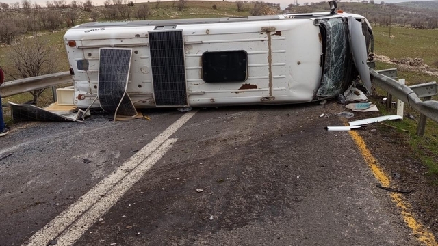 Mazıdağı-Derik karayolunda minibüs devrildi