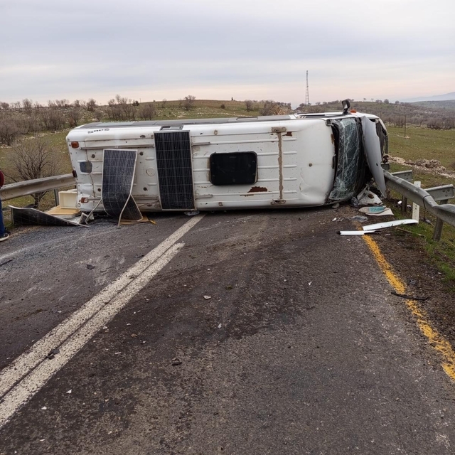 Mazıdağı-Derik karayolunda minibüs devrildi