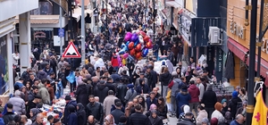 Burası ne Beyoğlu ne de Taksim: Sivas'ta cadde ve sokaklar doldu taştı İstanbul başta olmak üzere diğer şehirlerde yaşayan Sivaslıların bayram tatili için geldiği kentte cadde ve sokaklarda insan seli oluştu