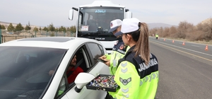 Kapadokya'da jandarmadan tatlı uygulama
Turistlere şekerli karşılama