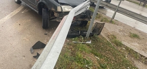 Bursa'da bariyere çarpan otomobilin sürücüsü yaralandı