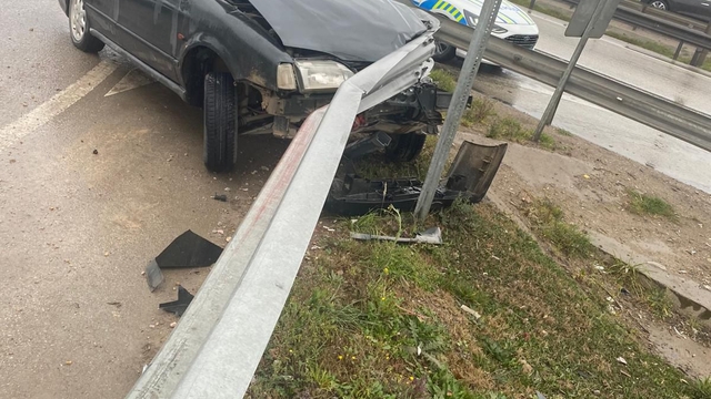 Bursa'da bariyere çarpan otomobilin sürücüsü yaralandı